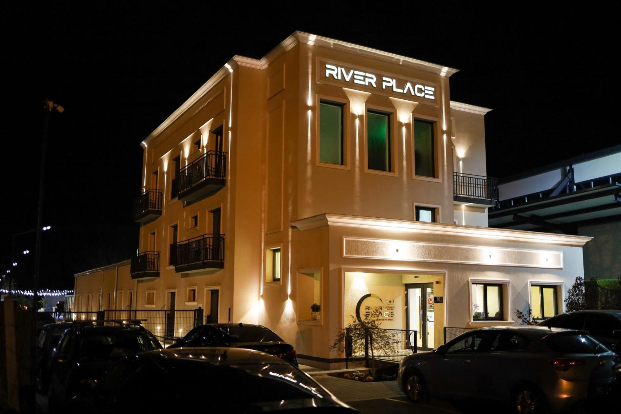 River Place ピテシュティ エクステリア 写真